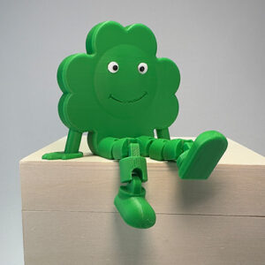 Figur Kleeblatt 6cm hoch in Grün seitlich Sitzen mit abgewinkelten Beinen